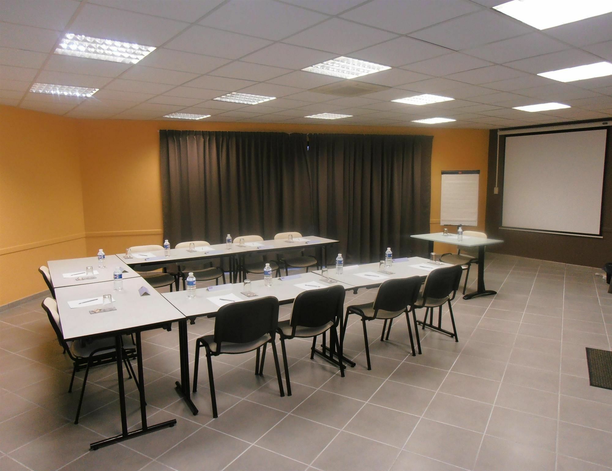 Hotel Kyriad מונטובן עסק תמונה